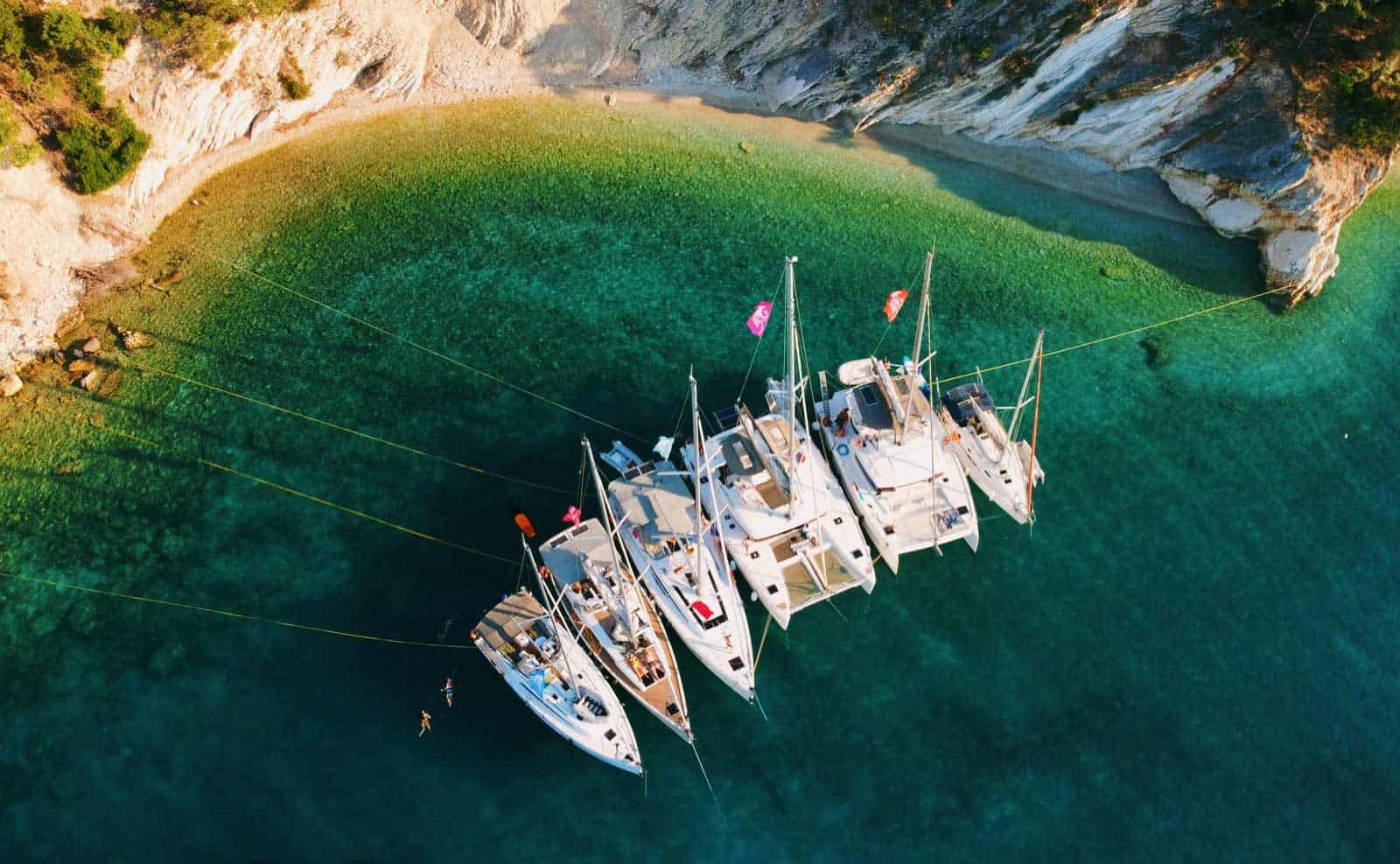 Catamaran ancorat într-un golf cu apă turcoaz